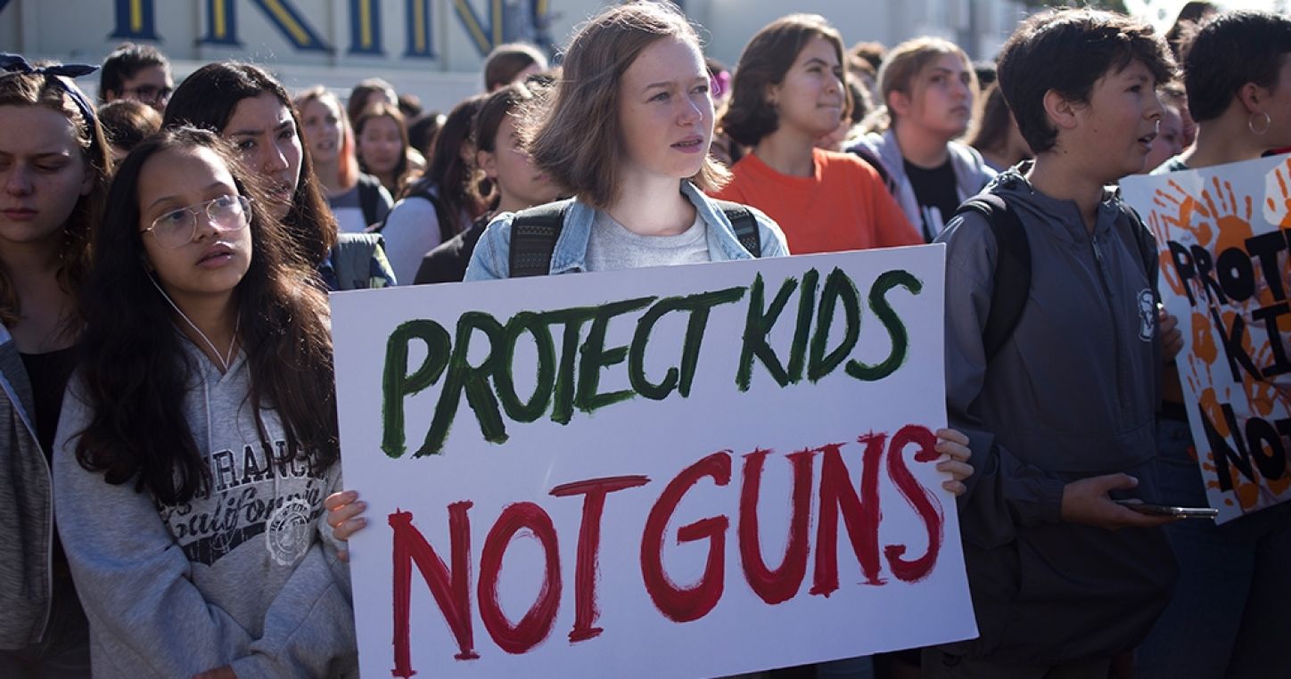 Pancartes lors d'un manifestation des étudiants contre les fusillades dans les écoles, Californie, USA, 14 mars 2018  - © Reporters / Redux NYT