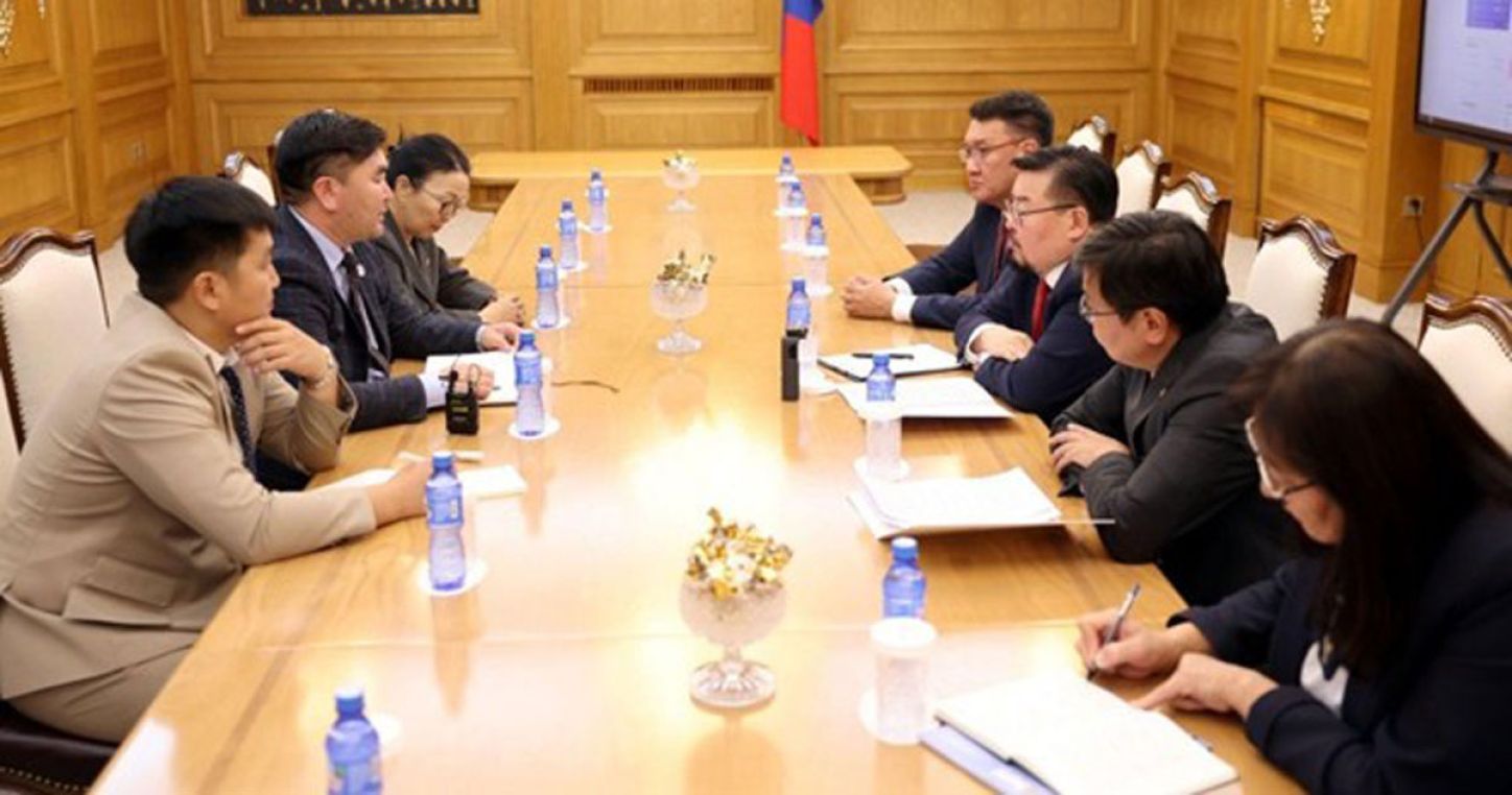 The FMESU representatives are meeting with the Prime Minister of Mongolia. Credits: https://ubn.mn/p/89781.