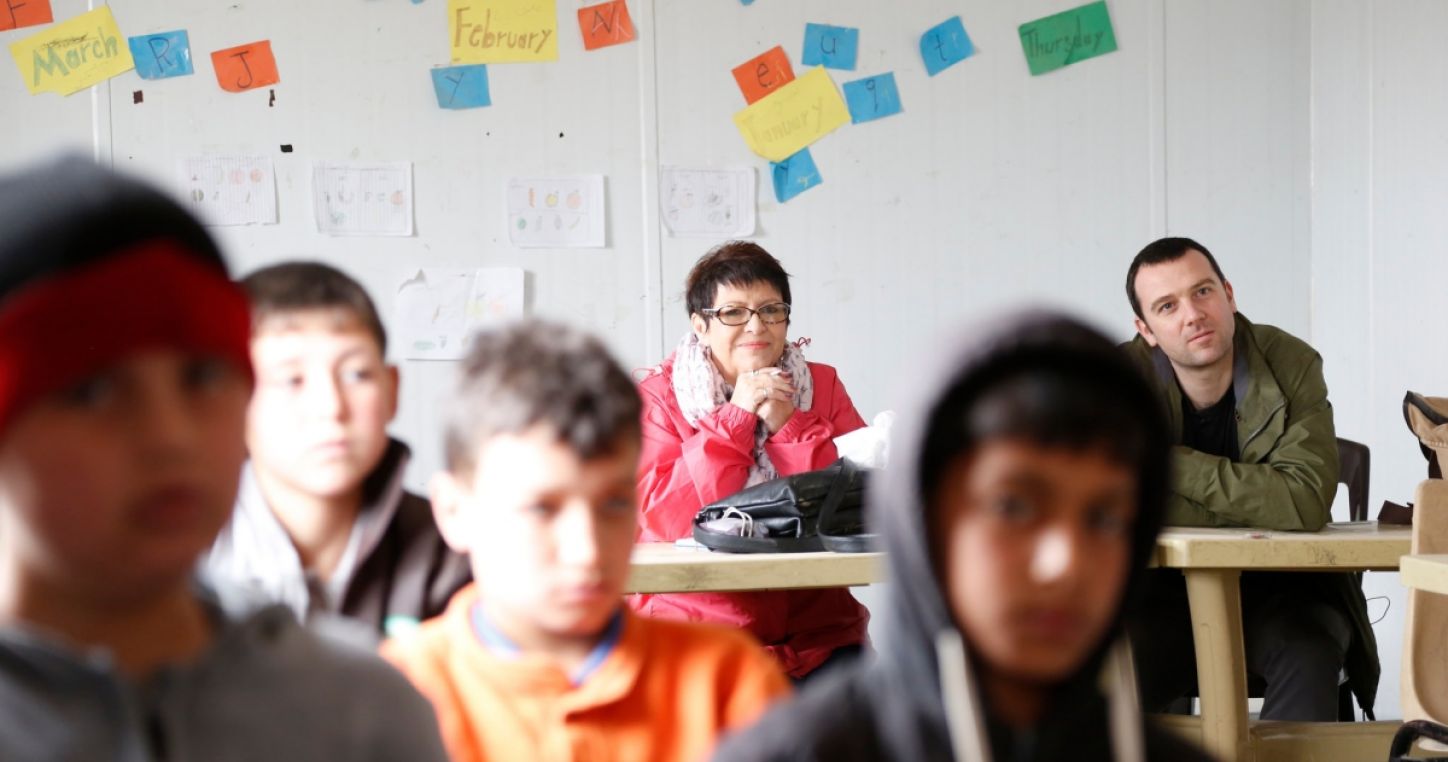 Des enseignants britanniques observent une leçon dans une école temporaire au camp de réfugiés Zaatari, en Jordanie. Crédits: Russell Watkins/DFID