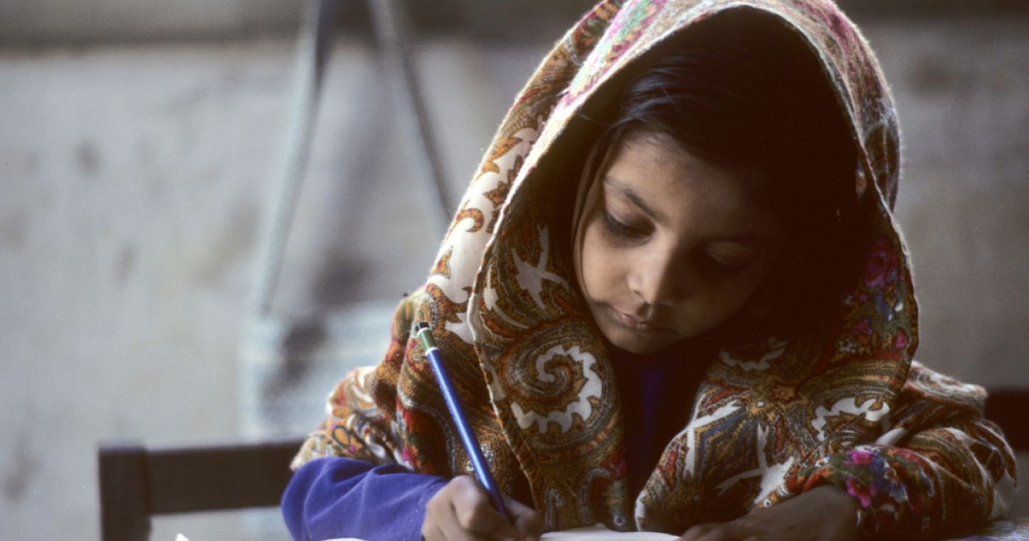 A young girl does her school work in Karachi, Pakistan. Credits: UN Photo/John Isaac.