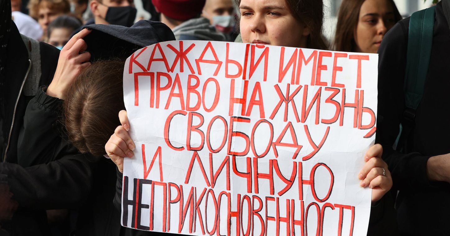 Une étudiante brandit un message : "Toute personne a droit à la vie, la liberté et l'intégrité". (Minsk, 26/10/2020 - Tass/Sipa USA/ISOPIX-)