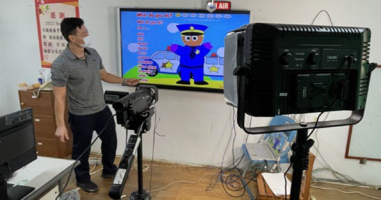 This Taiwanese English teacher livestreamed his lessons, using animation movies to teach and filming the whole class to share with colleagues teaching English. Credit: flipedu.parenting.com.tw