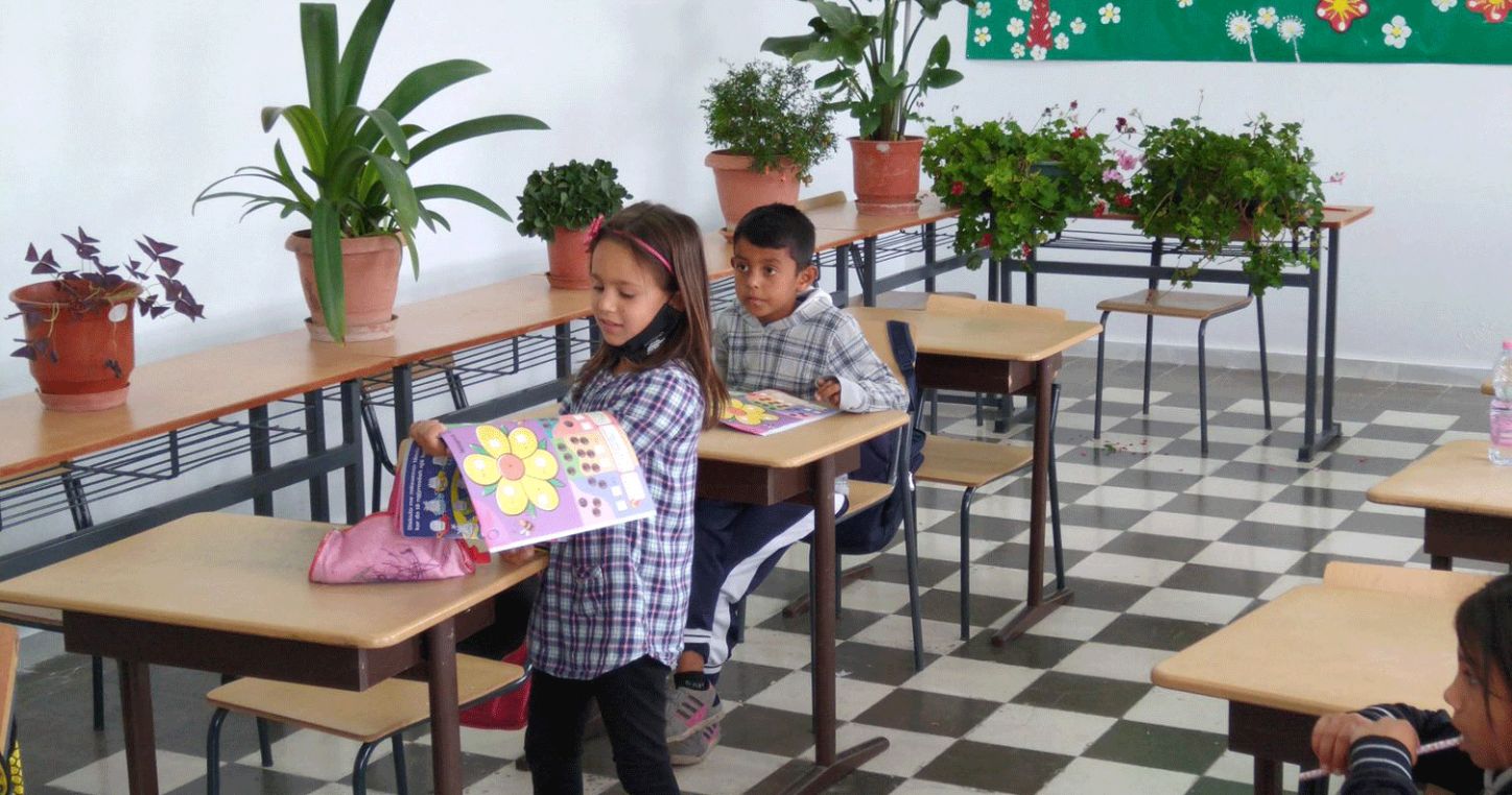En la escuela Naim Frasheri de Korça, el proyecto llevado a cabo por el sindicato de dicentes devolvió a la escuela a 15 de los 34 alumnos y alumnas que habían abandonado los estudios y habían empezado a trabajar de 2019 a 2021. La mayoría de ellos eran de familias gitanas.