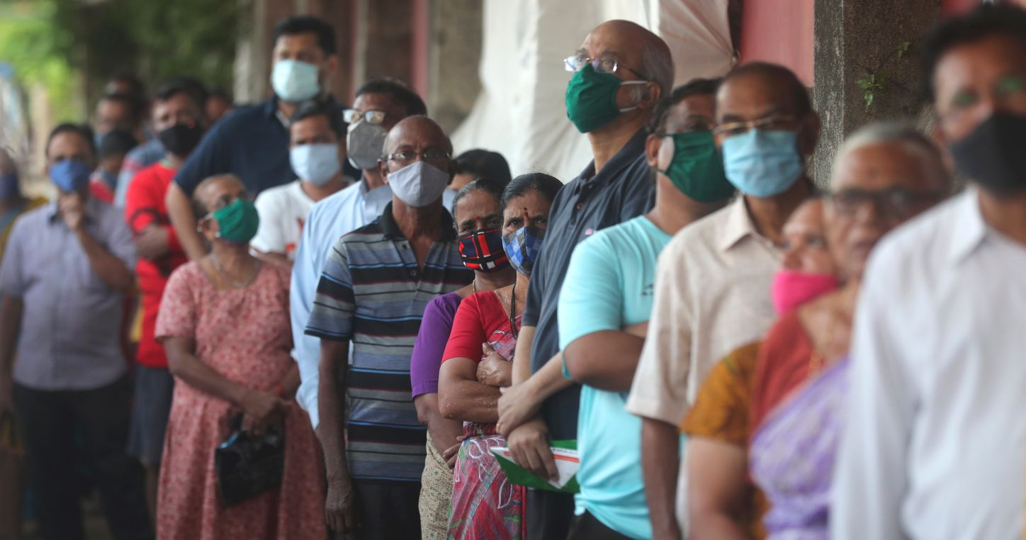 People line up to receive the vaccine for COVID-19 in Mumbai, India, 25 May 2021 (AP Photo/Rafiq Maqbool/ISOPIX)