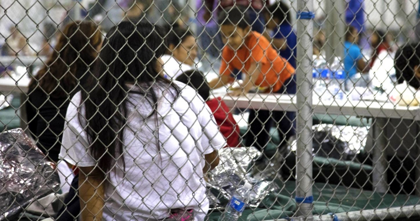 Dans le Centre Ursula où les migrants illégaux sont séparés de leurs enfants avant d'être dispatchés dans des différents centres des USA (Reporters / Mega)