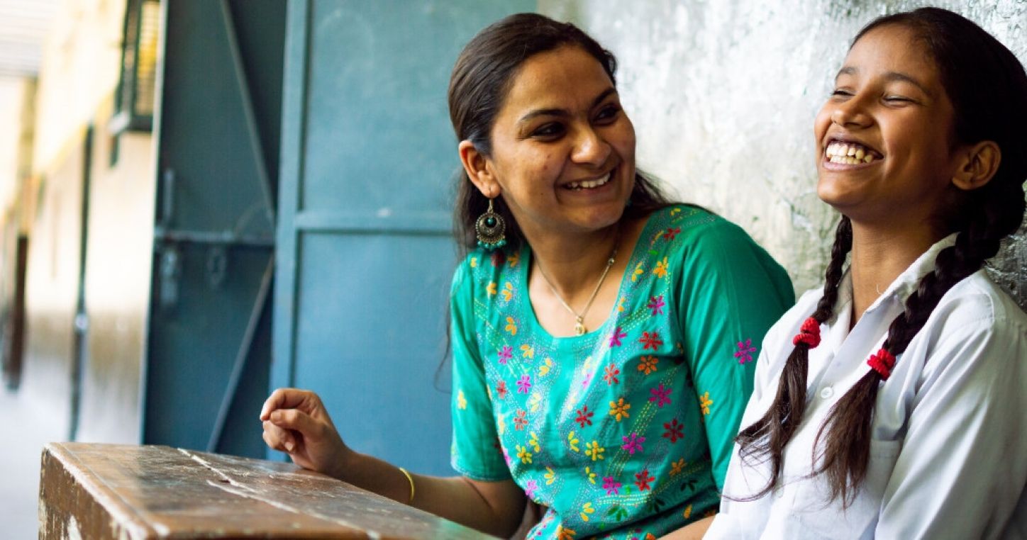 Una docente con su estudiante (Photo: Anant Nath Sharma/Flickr)